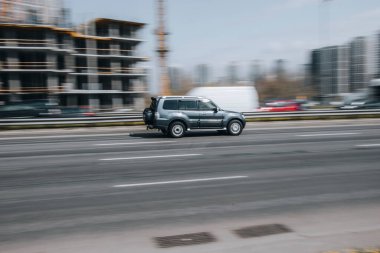 Ukrayna, Kyiv - 29 Nisan 2021: Gri Mitsubishi Pajero arabası yolda ilerliyor. 