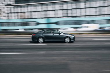 Ukrayna, Kyiv - 29 Nisan 2021: Gri Toyota Camry arabası sokakta hareket ediyor.  