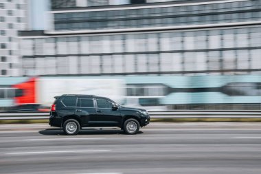 Ukrayna, Kyiv - 29 Nisan 2021: Siyah Toyota Land Cruiser Prado arabası yolda ilerliyor.  