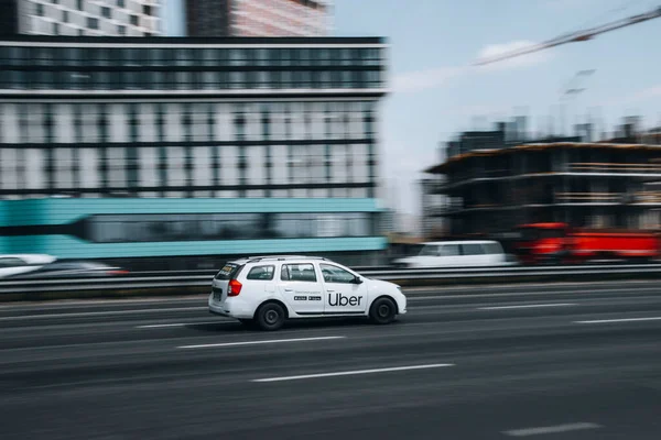 ウクライナ キエフ 4月2021 ホワイトダチア ローガンタクシーUber車が通りを移動 — ストック写真