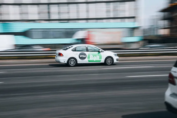 ウクライナ キエフ 4月2021 ホワイトフォルクスワーゲンポロタクシーボルト車は通りに移動します — ストック写真