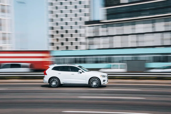 Ukrayna, Kyiv - 29 Nisan 2021: Beyaz Volvo XC60 aracı sokakta hareket ediyor. 