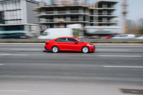 Ukrajina Kyjev Dubna 2021 Red Volkswagen Jetta Auto Pohybující Ulici — Stock fotografie