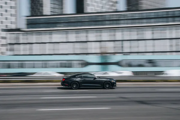 Ucrânia Kiev Abril 2021 Carro Ford Mustang Preto Movendo Rua — Fotografia de Stock