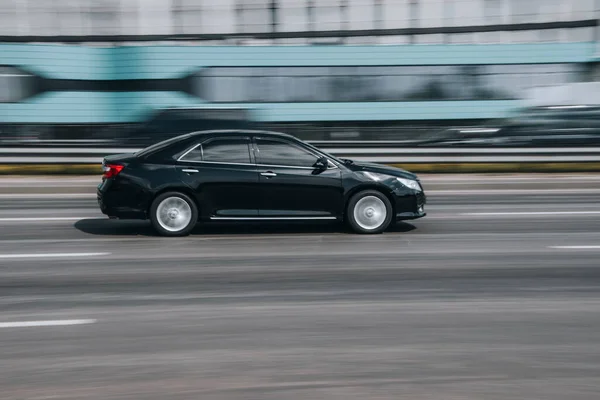 Ukrajina Kyjev Dubna 2021 Černý Toyota Camry Auto Pohybující Ulici — Stock fotografie