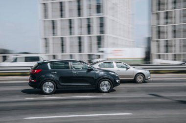 Ukrayna, Kyiv - 29 Nisan 2021: Siyah KIA spor arabası sokakta hareket ediyor. 