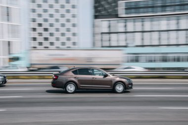 Ukrayna, Kyiv - 29 Nisan 2021: Caddede ilerleyen kahverengi Skoda Octavia arabası.  