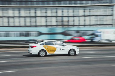 Ukrayna, Kyiv - 29 Nisan 2021: Beyaz Hyundai i40 aracı sokakta hareket ediyor.  