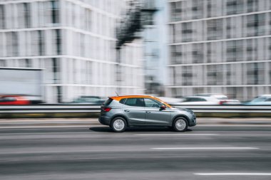 Ukrayna, Kyiv - 29 Nisan 2021: Gümüş koltuklu Arona arabası sokakta hareket ediyor. 