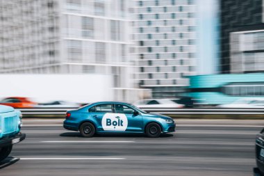 Ukrayna, Kyiv - 29 Nisan 2021: Açık Mavi Volkswagen Jetta arabası yolda ilerliyor.  