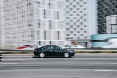 Ukrayna, Kyiv - 29 Nisan 2021: Siyah Toyota Camry arabası sokakta hareket ediyor.  