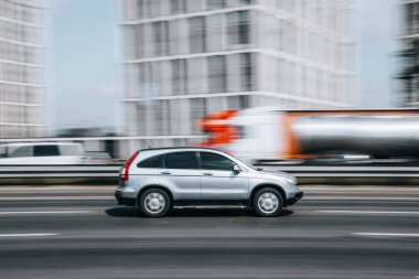 Ukrayna, Kyiv - 29 Nisan 2021: Gümüş Honda CR-V arabası yolda ilerliyor. 