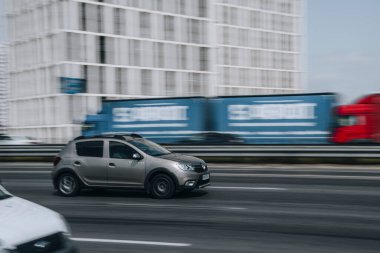 Ukrayna, Kyiv - 29 Nisan 2021: Silver Dacia Sandero arabası yolda ilerliyor.  