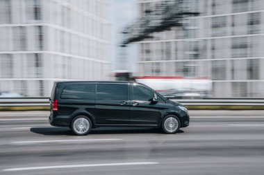 Ukrayna, Kyiv - 29 Nisan 2021: Siyah Mercedes-Benz V-klasse arabası yolda ilerliyor.  