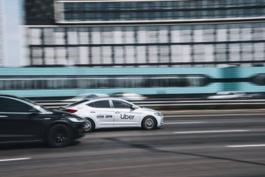 Ukrayna, Kyiv - 29 Nisan 2021: Beyaz Subaru Impreza arabası yolda ilerliyor.  