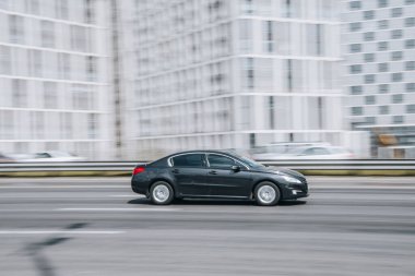 Ukrayna, Kyiv - 29 Nisan 2021: Siyah Peugeot 508 aracı yolda ilerliyor.  