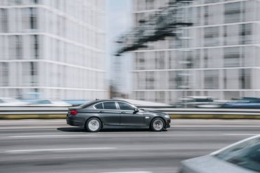 Ukrayna, Kyiv - 29 Nisan 2021: Gri BMW 5 Serisi arabası sokakta hareket ediyor.  