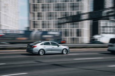 Ukrayna, Kyiv - 29 Nisan 2021: Silver Hyundai Sonata arabası yolda ilerliyor.  