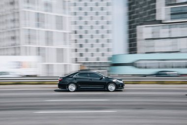 Ukrayna, Kyiv - 29 Nisan 2021: Siyah Toyota Camry arabası sokakta hareket ediyor.  
