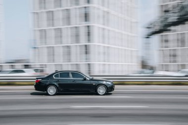 Ukrayna, Kyiv - 29 Nisan 2021: Siyah BMW 5 Serisi araba yolda ilerliyor. 