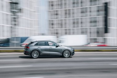 Ukrayna, Kyiv - 29 Nisan 2021: Gri Audi Q8 aracı yolda ilerliyor. 