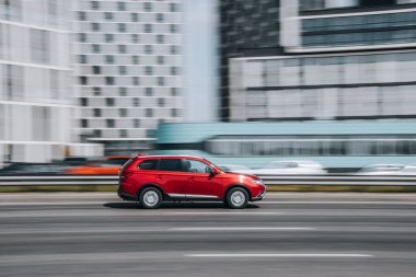 Ukrayna, Kyiv - 29 Nisan 2021: Kırmızı Mitsubishi Yabancı aracı yolda ilerliyor.  