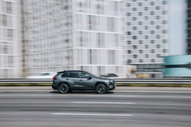 Ukrayna, Kyiv - 29 Nisan 2021: Gri Toyota RAV 4 aracı yolda ilerliyor.  