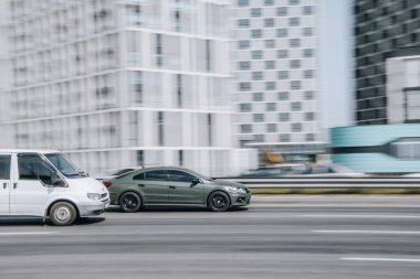 Ukrayna, Kyiv - 29 Nisan 2021: Gri Volkswagen Passat CC aracı caddede ilerliyor.  