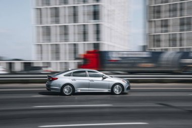Ukrayna, Kyiv - 29 Nisan 2021: Silver Hyundai Sonata arabası yolda ilerliyor.  