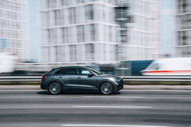 Ukrayna, Kyiv - 29 Nisan 2021: Gri Audi Q8 aracı yolda ilerliyor.  
