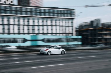 Ukrayna, Kyiv - 29 Nisan 2021: Gümüş Peugeot RCZ aracı yolda ilerliyor.  