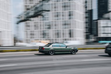 Ukrayna, Kyiv - 29 Nisan 2021: Yeşil BMW 740 Serisi arabası yolda ilerliyor. 