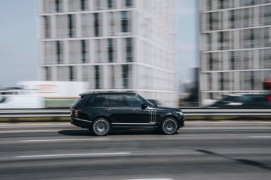 Ukrayna, Kyiv - 29 Nisan 2021: Siyah Land Rover Range Rover aracı yolda ilerliyor. 