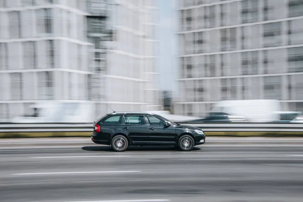 우크라 Kyiv 2021 Black Skoda Octavia Car Moving Street — 스톡 사진