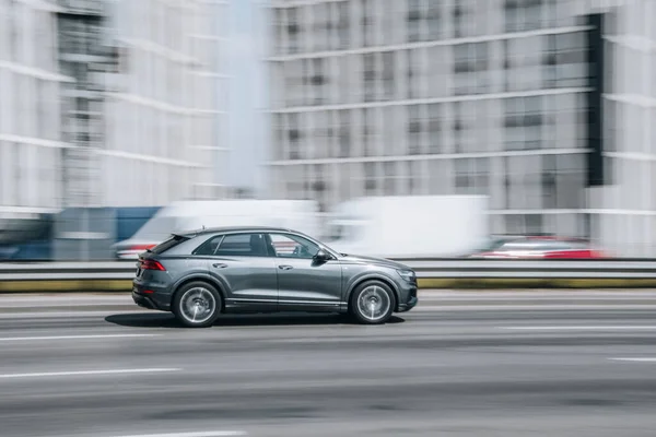 乌克兰基辅 2021年4月29日 Gray Audi Q8汽车在街上行驶 — 图库照片