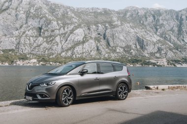 Stoliv Kotor, Karadağ 17 Eylül 2018: Gri Renault Sahnesi IV. 