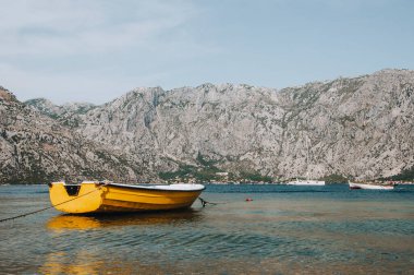 Stoliv, Karadağ - 2018: Boka Kotorska körfezinde sarı tekne