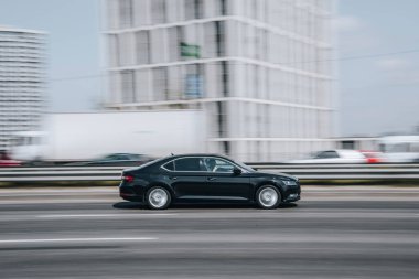 Ukrayna, Kyiv - 29 Nisan 2021: Siyah Skoda Superb arabası yolda ilerliyor. 