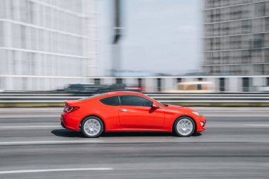 Ukrayna, Kyiv - 29 Nisan 2021: Kırmızı Hyundai Genesis Coupe arabası sokakta ilerliyor. 