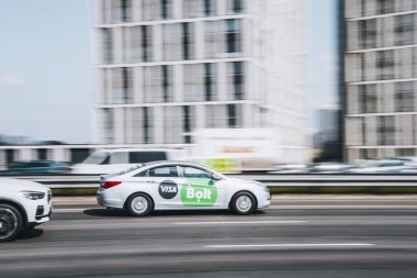 Ukrayna, Kyiv - 29 Nisan 2021: Beyaz Toyota HiAce Taxi Bolt aracı yolda ilerliyor.  