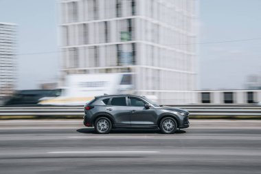 Ukrayna, Kyiv - 29 Nisan 2021: Gri MAZDA CX-5 aracı yolda ilerliyor. 