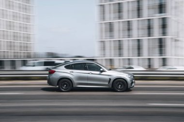 Ukrayna, Kyiv - 29 Nisan 2021: Gümüş BMW X6 M araba yolda ilerliyor. 