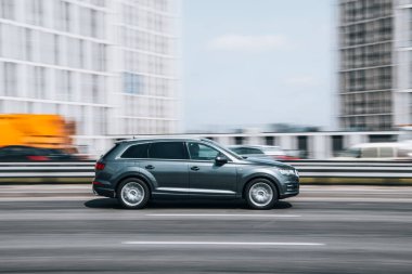 Ukrayna, Kyiv - 29 Nisan 2021: Gri Audi Q7 arabası yolda ilerliyor.  