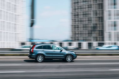 Ukrayna, Kyiv - 29 Nisan 2021: Gri Honda CR-V arabası yolda ilerliyor.  