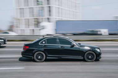 Ukrayna, Kyiv - 29 Nisan 2021: Siyah Mercedes-Benz CL sınıfı araba yolda ilerliyor. 