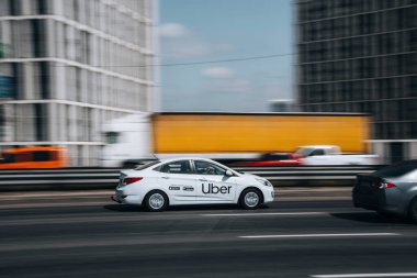 Ukrayna, Kyiv - 29 Nisan 2021: Beyaz Hyundai Solaris Taksi Sokakta ilerliyor.  