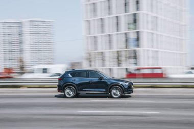 Ukrayna, Kyiv - 29 Nisan 2021: Gri MAZDA CX-5 aracı yolda ilerliyor. 