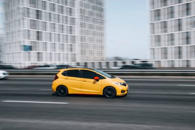 Ukrayna, Kyiv - 29 Nisan 2021: Sarı Honda Fit arabası yolda ilerliyor.  