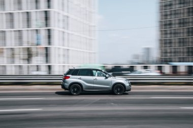 Ukrayna, Kyiv - 29 Nisan 2021: Gümüş Suzuki Vitara arabası sokakta hareket ediyor.  