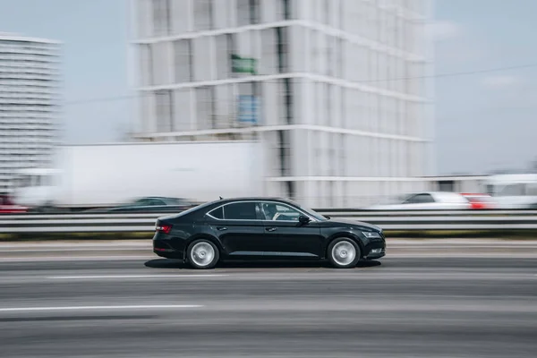 Ukrayna Kyiv Nisan 2021 Siyah Skoda Superb Arabası Yolda Ilerliyor — Stok fotoğraf